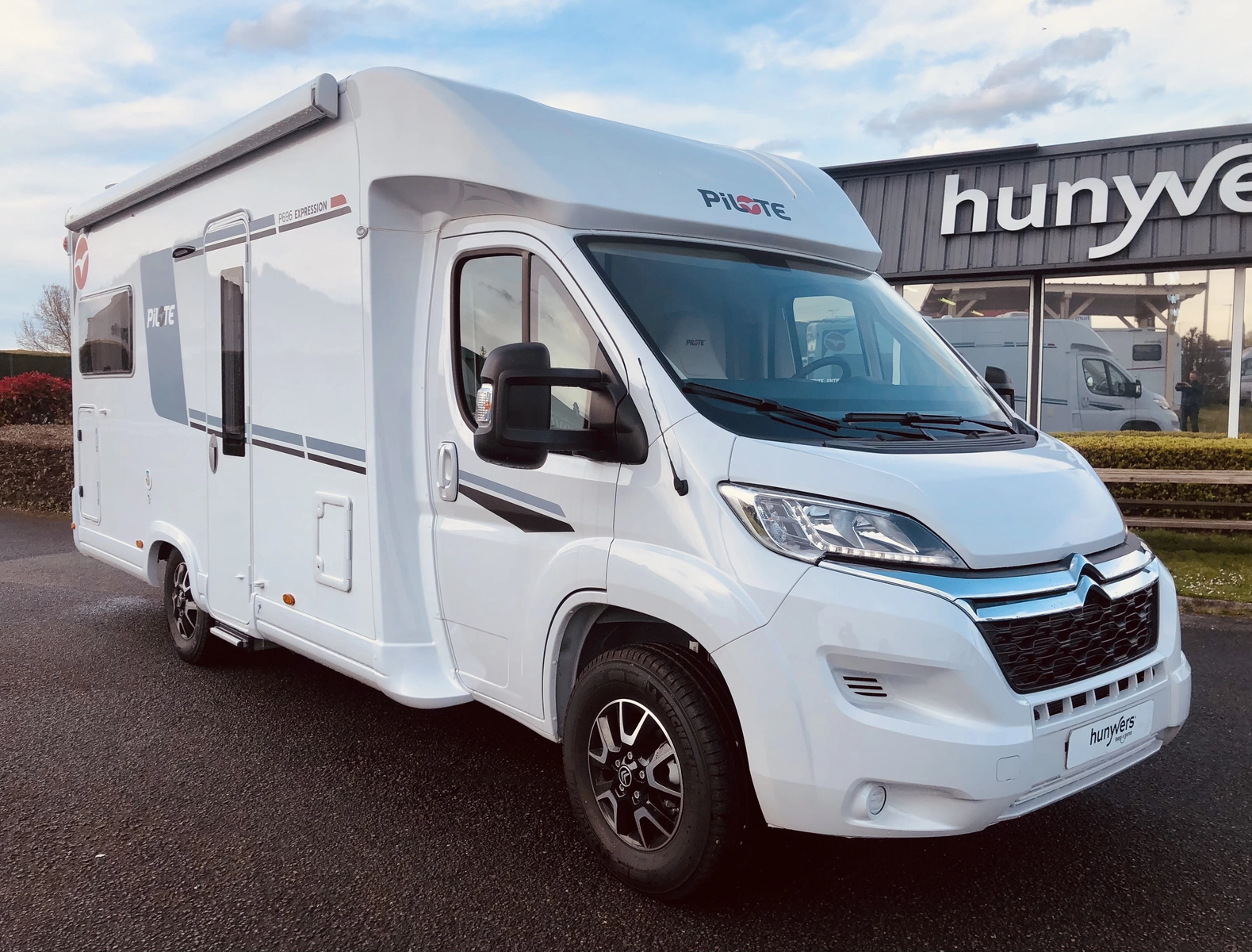 camping-car-pilote-p696u-expression-2023-31871